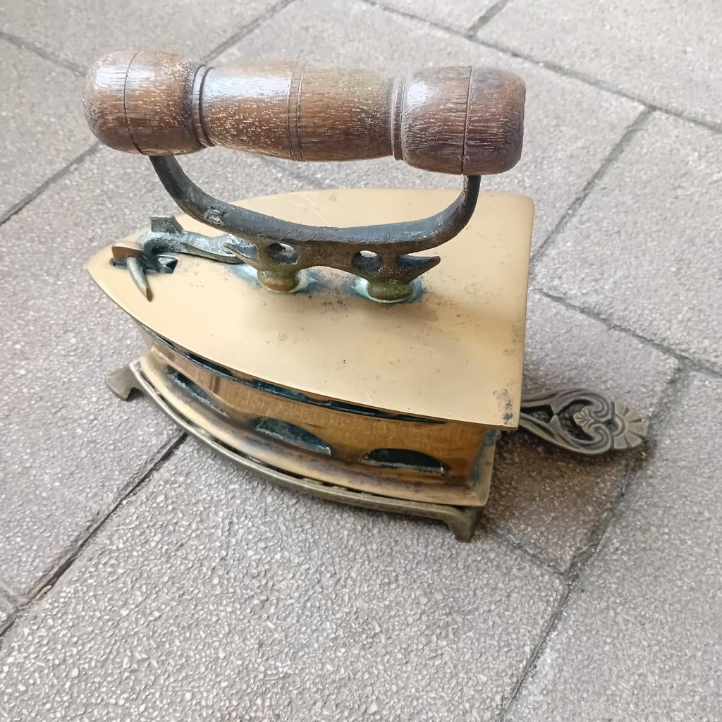 Koperen kolen strijkijzer met onder plaat, Antiek en Kunst, Ophalen