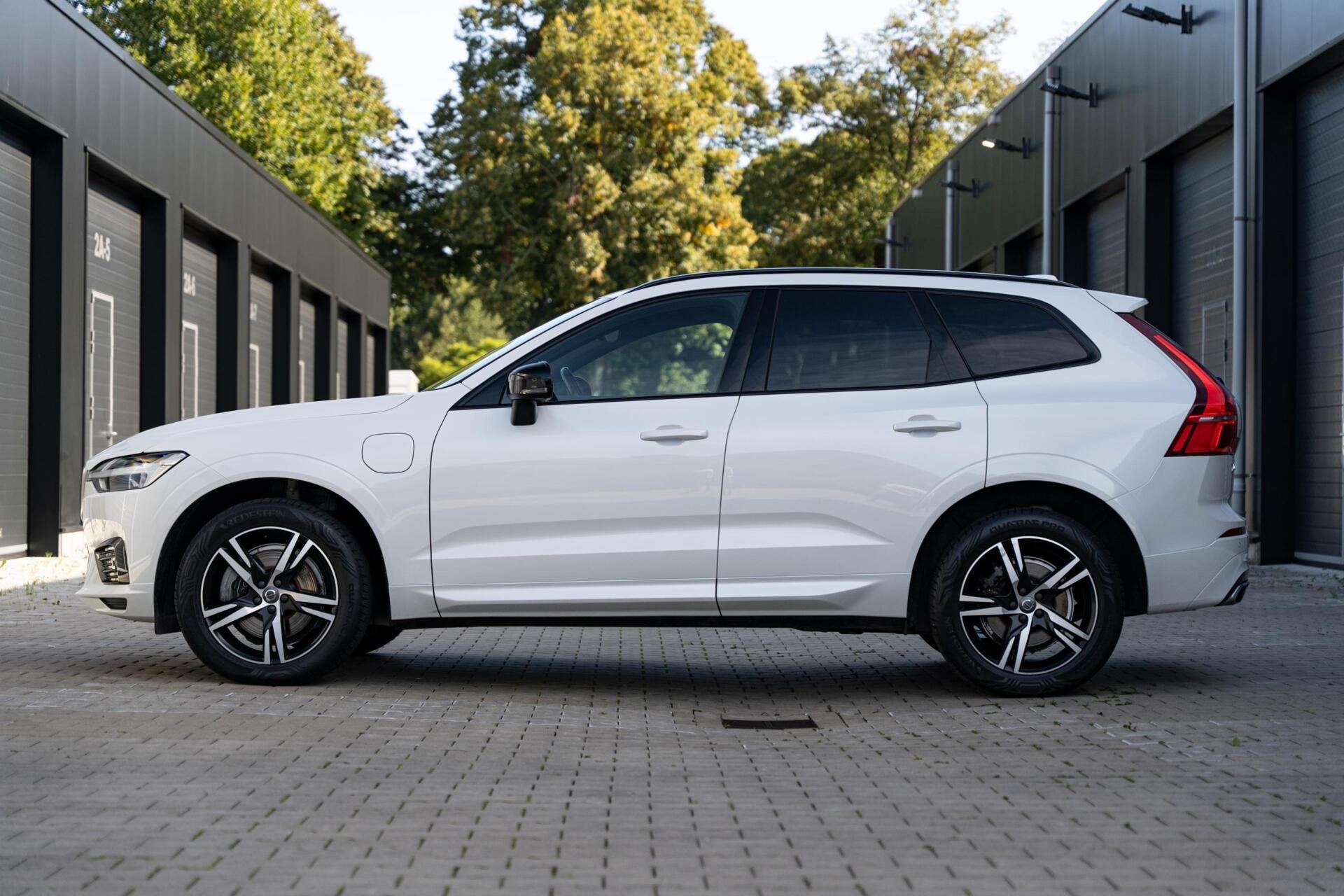Volvo XC60 2.0 T8 Twin Engine AWD R-Design *Pano* ACC* Vol*, Automaat, Dealer onderhouden, Gebruikt, 4 cilinders