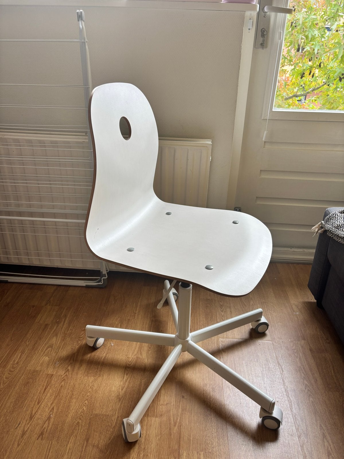 Gratis Witte bureaustoel met wieltjes IKEA, Ophalen, Gebruikt, Wit, Bureaustoel