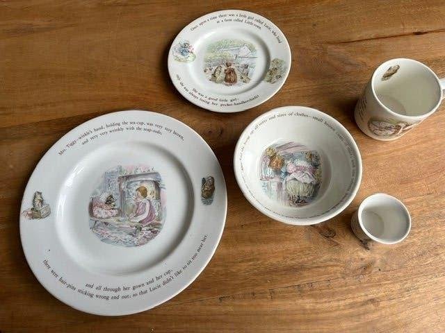 Vintage Wedgwood Mrs. TIGGY-WINKLE  kinderservies, Overige typen, Vintage, Ophalen of Verzenden, Zo goed als nieuw