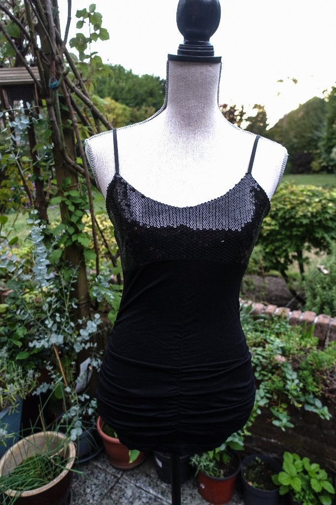 chique git zwarte gala top met lovertjes mt XS, Zwart, Ophalen of Verzenden, Zo goed als nieuw, Zonder mouw