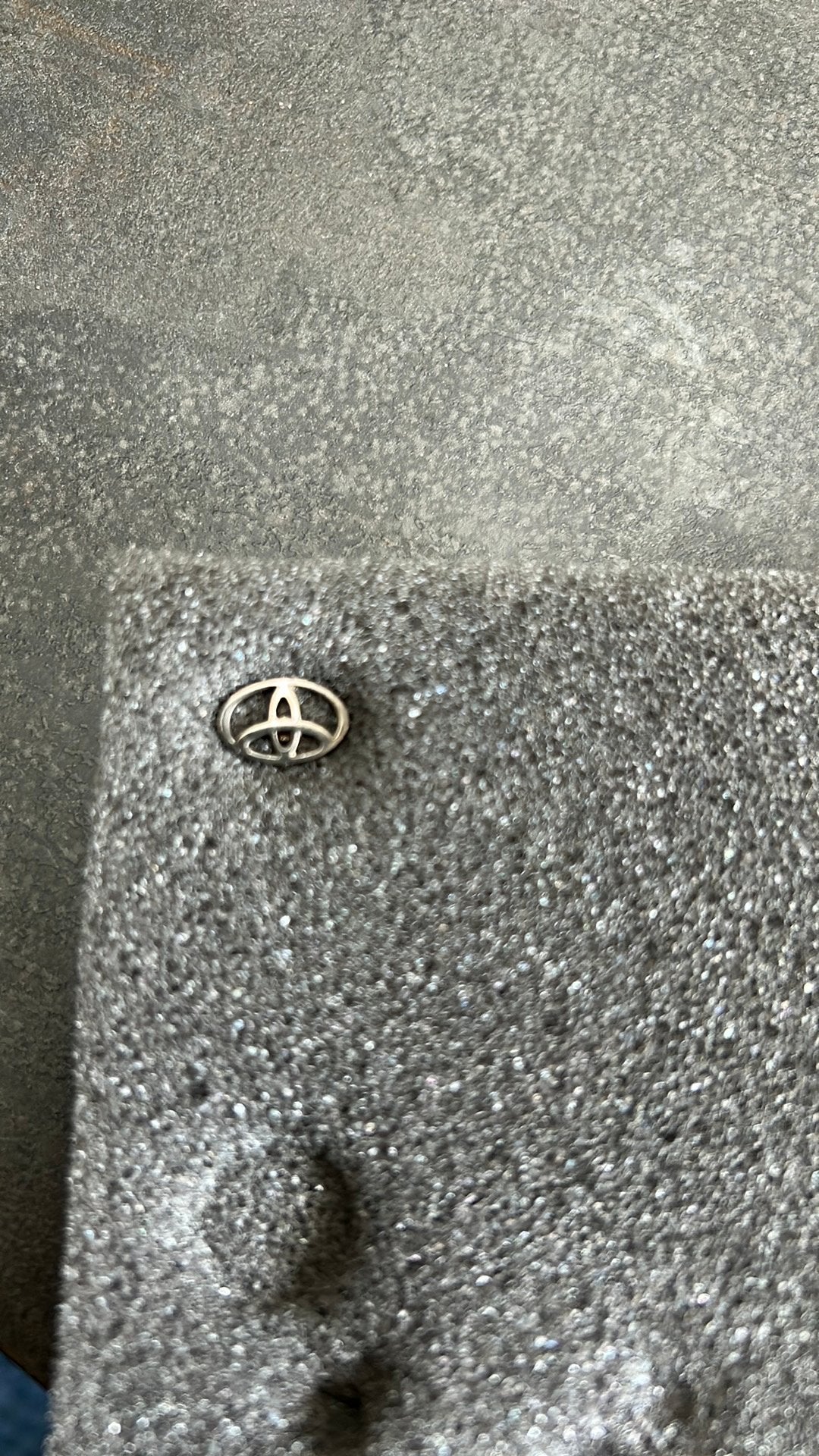 Toyota logo pin, Ophalen of Verzenden, Zo goed als nieuw, Transport, Speldje of Pin