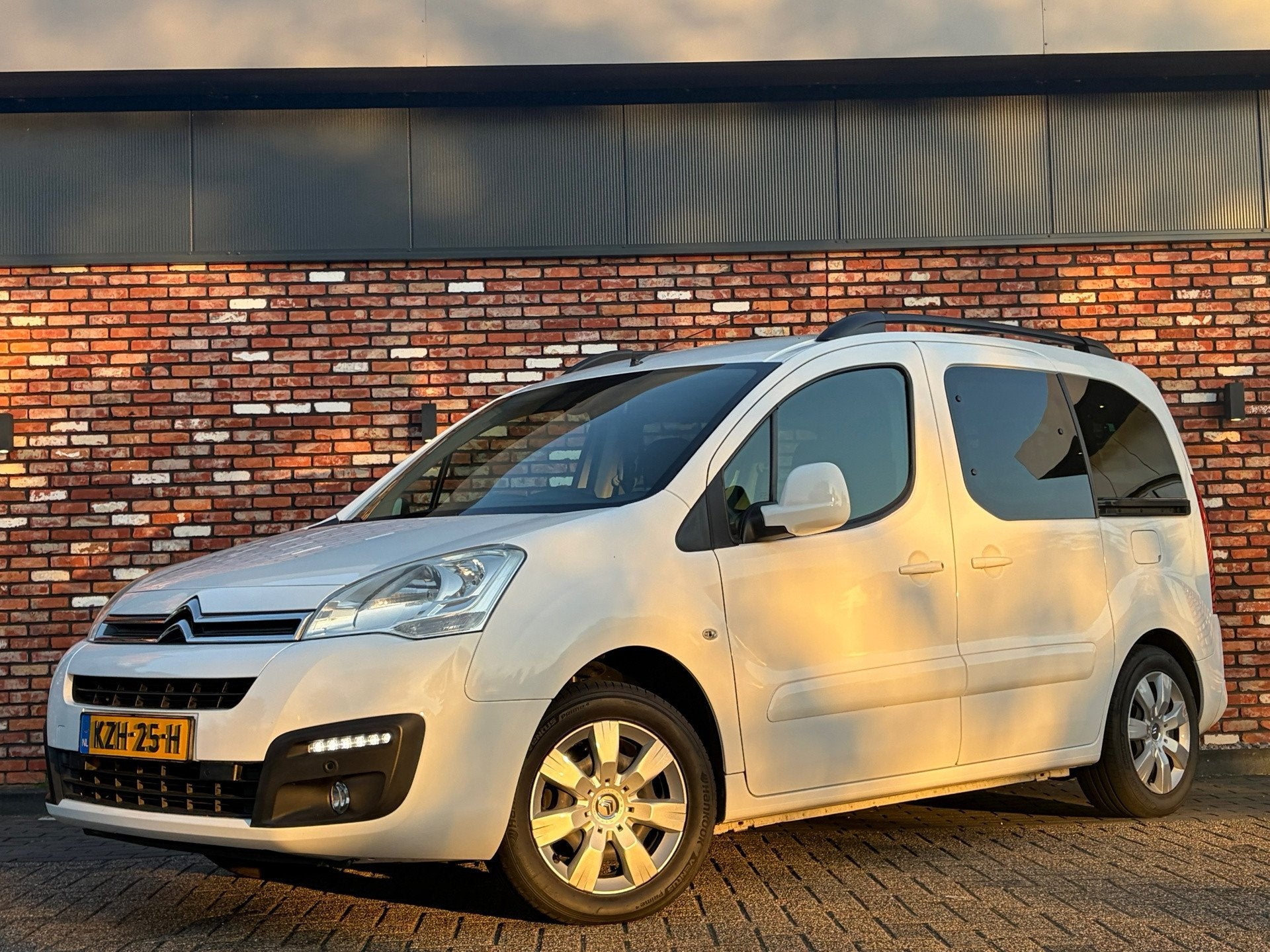 Citroen BERLINGO 1.2 Shine 5-Pers Carplay Cruise Clima Pdc 1, Voorwielaandrijving, Gebruikt, 1199 cc, Wit