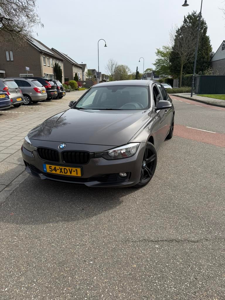 BMW 3-Serie 2.0IX 320 135KW Aut8 (f30) 2012 Bruin, Auto's, Achterwielaandrijving, 4 cilinders, Bruin, Origineel Nederlands