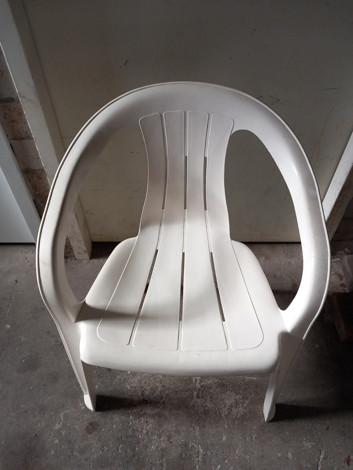 Tuinstoelen (wit) en tuintafel (groen), Ophalen, Gebruikt, Kunststof, Stapelbaar
