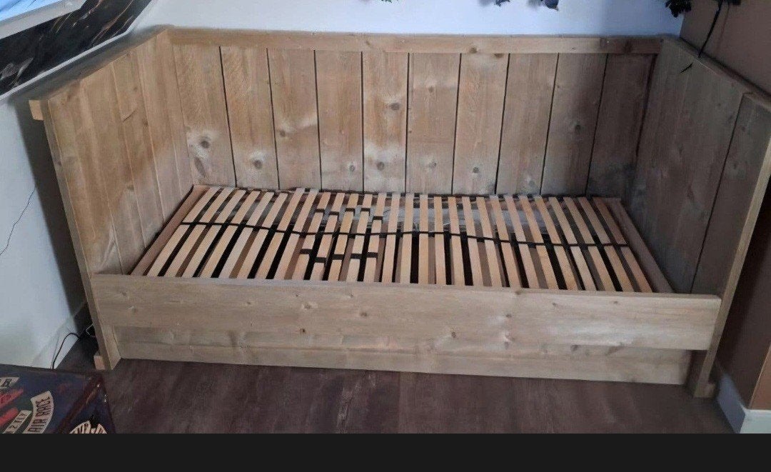 Steigerhouten bed, Ophalen