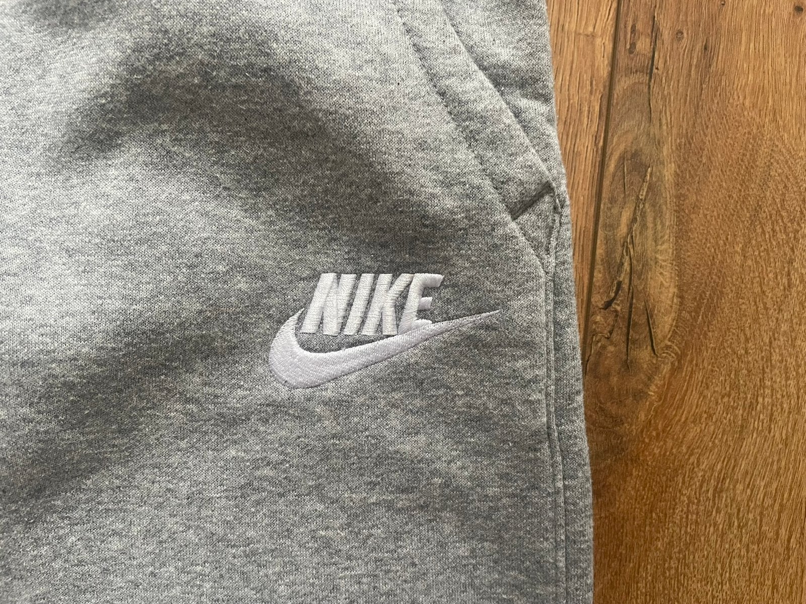 Nike mooie grijze sweat pants maat 128-137 kindermaat S, Ophalen of Verzenden, Gebruikt, Jongen, Sport- of Zwemkleding