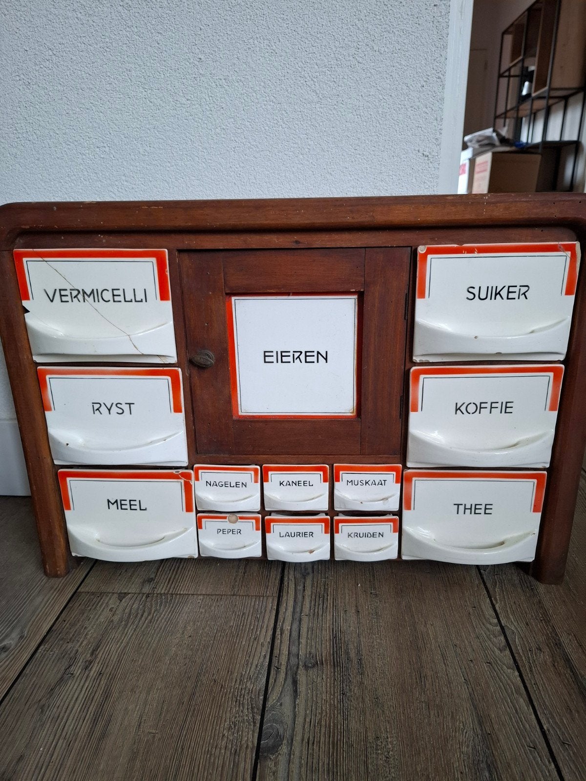 Antieke kruidenkast met porseleinen lades, Ophalen