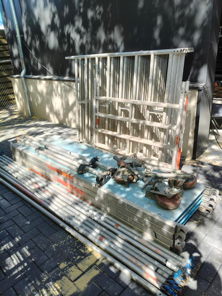 Layher rolsteiger lichtgewicht kunststof vloeren 10.5 mtr wh, Ophalen, Rolsteiger of Kamersteiger, 5 meter of hoger