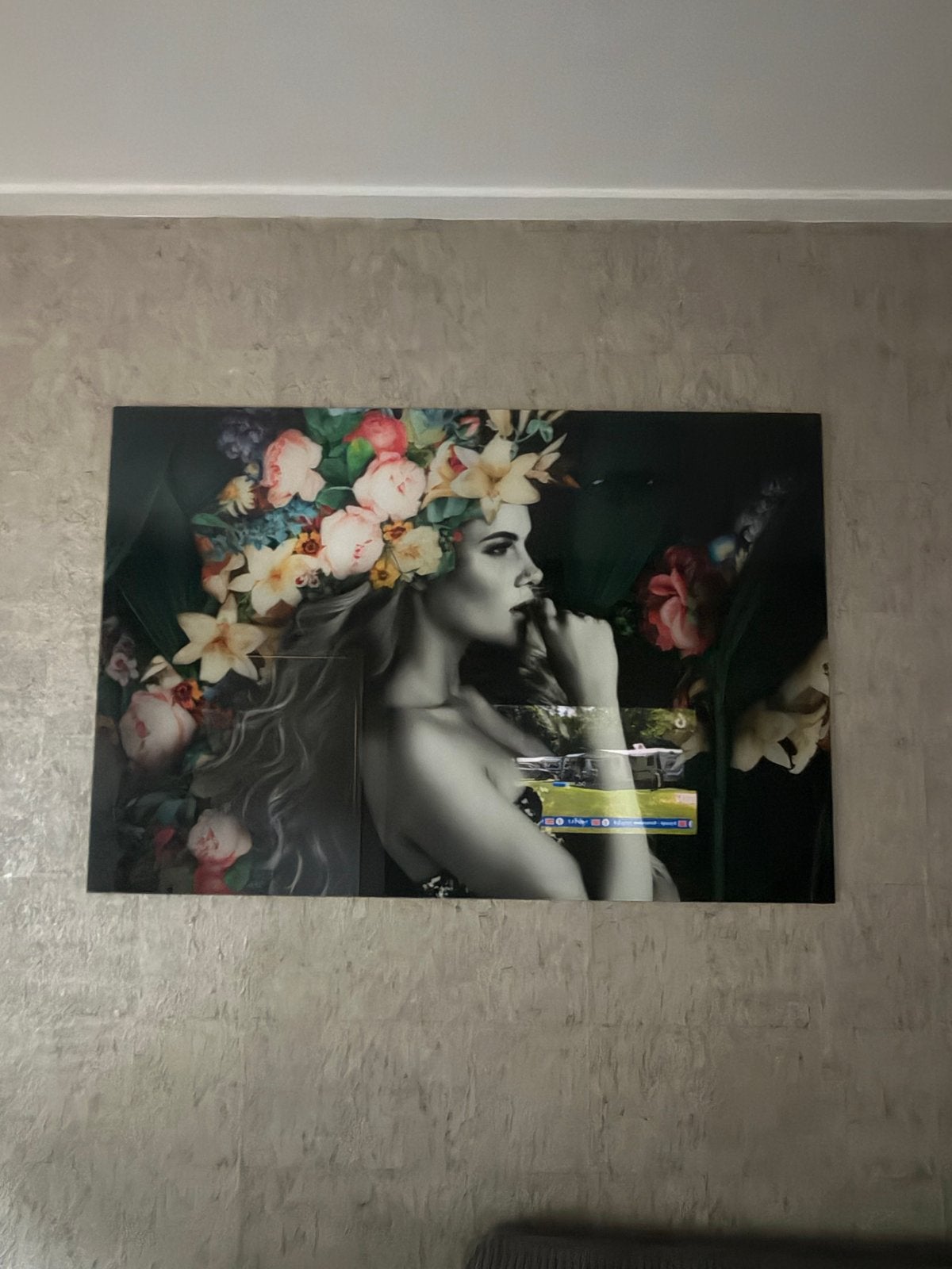 Modern schilderij: Vrouw met bloemenkrans, Ophalen of Verzenden, Print, Overige materialen, Op houten frame