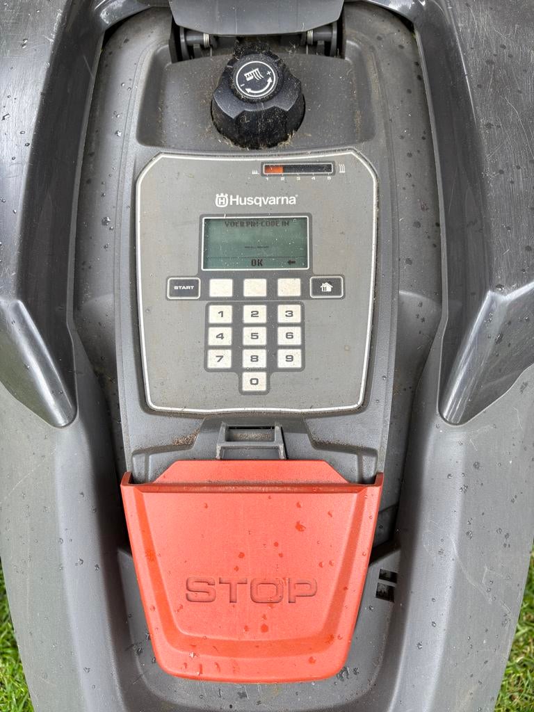 Husqvarna Automower 105 Robotmaaier met Laadstation, Ophalen of Verzenden, Gebruikt, 20 tot 25 cm
