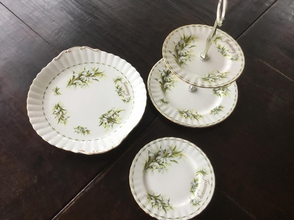Taartschaal, etagère en wandbordje Royal Albert, Ophalen of Verzenden