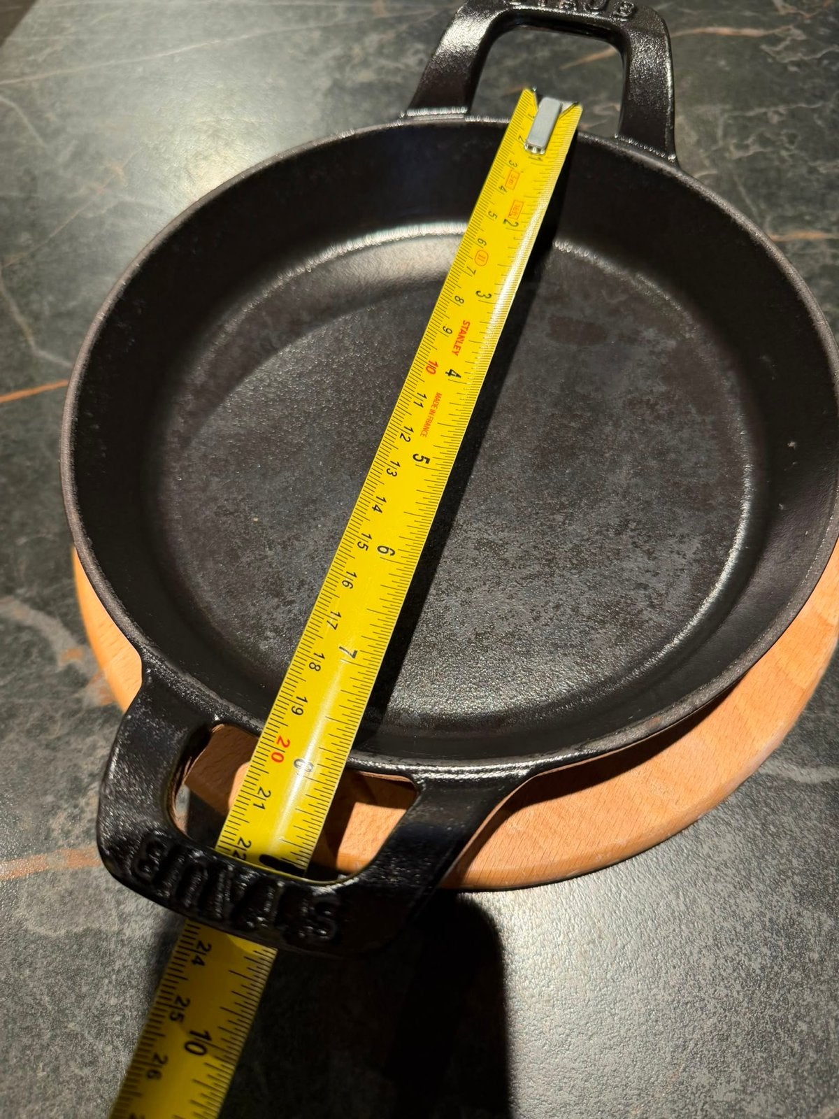Staub bord/ovenschaal/pan 20 cm met plankje 45 stuks, Gebruikt, Gietijzer, Overige typen, Met handvatten
