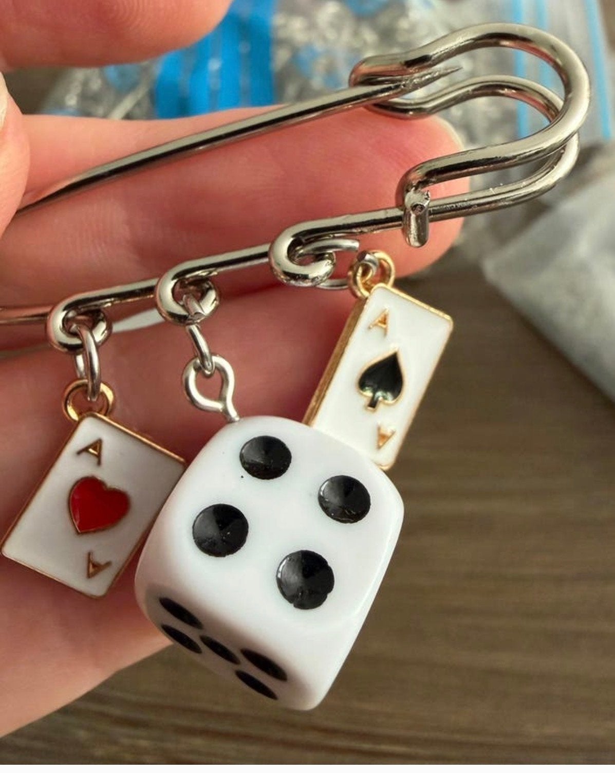 Partij verkoop: Veiligheidsspeld met dobbelsteen en kaarten, Overige materialen, 4 tot 7 cm, Ophalen of Verzenden, Zo goed als nieuw