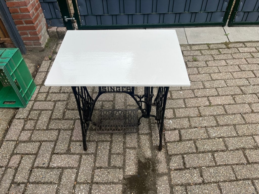 Tafel met Singer naaimachine gietijzeren onderstel, Ophalen