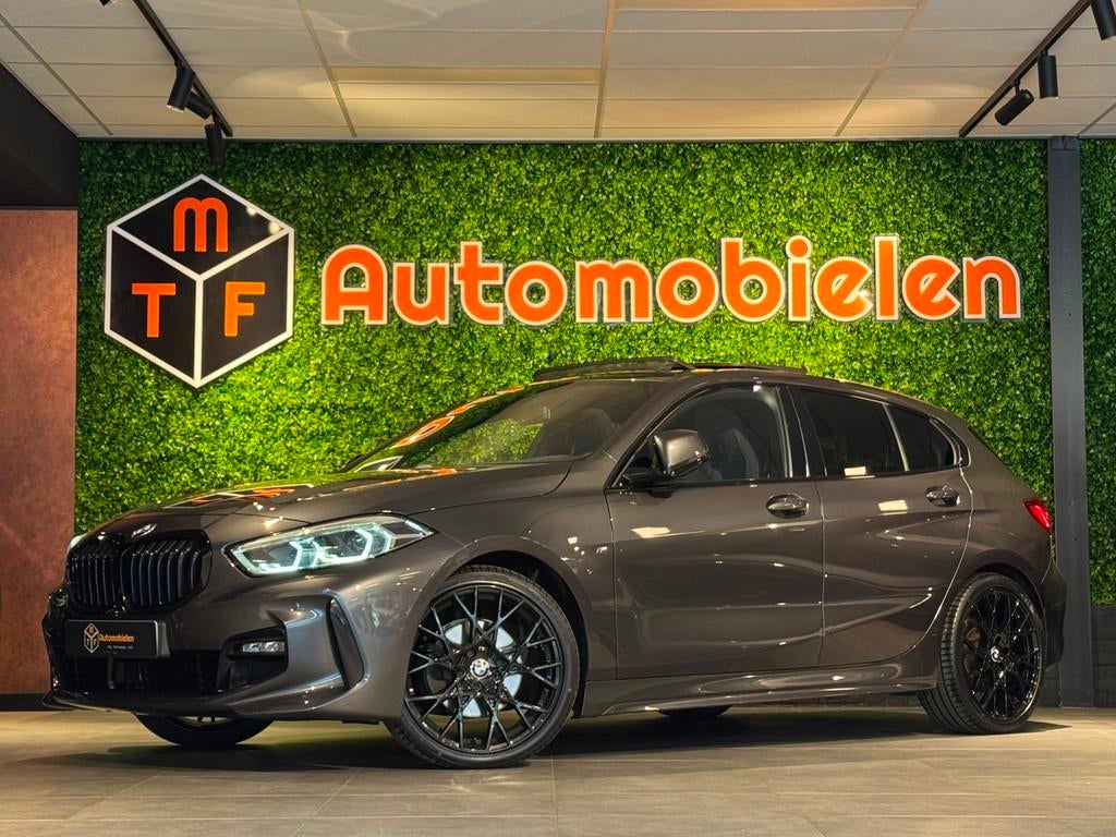 BMW 1-serie 118i M SPORT |PANO|DAB|KUIPSTOELEN|GARANTIE, Gebruikt, Met garantie (alle), Alcantara, Bedrijf