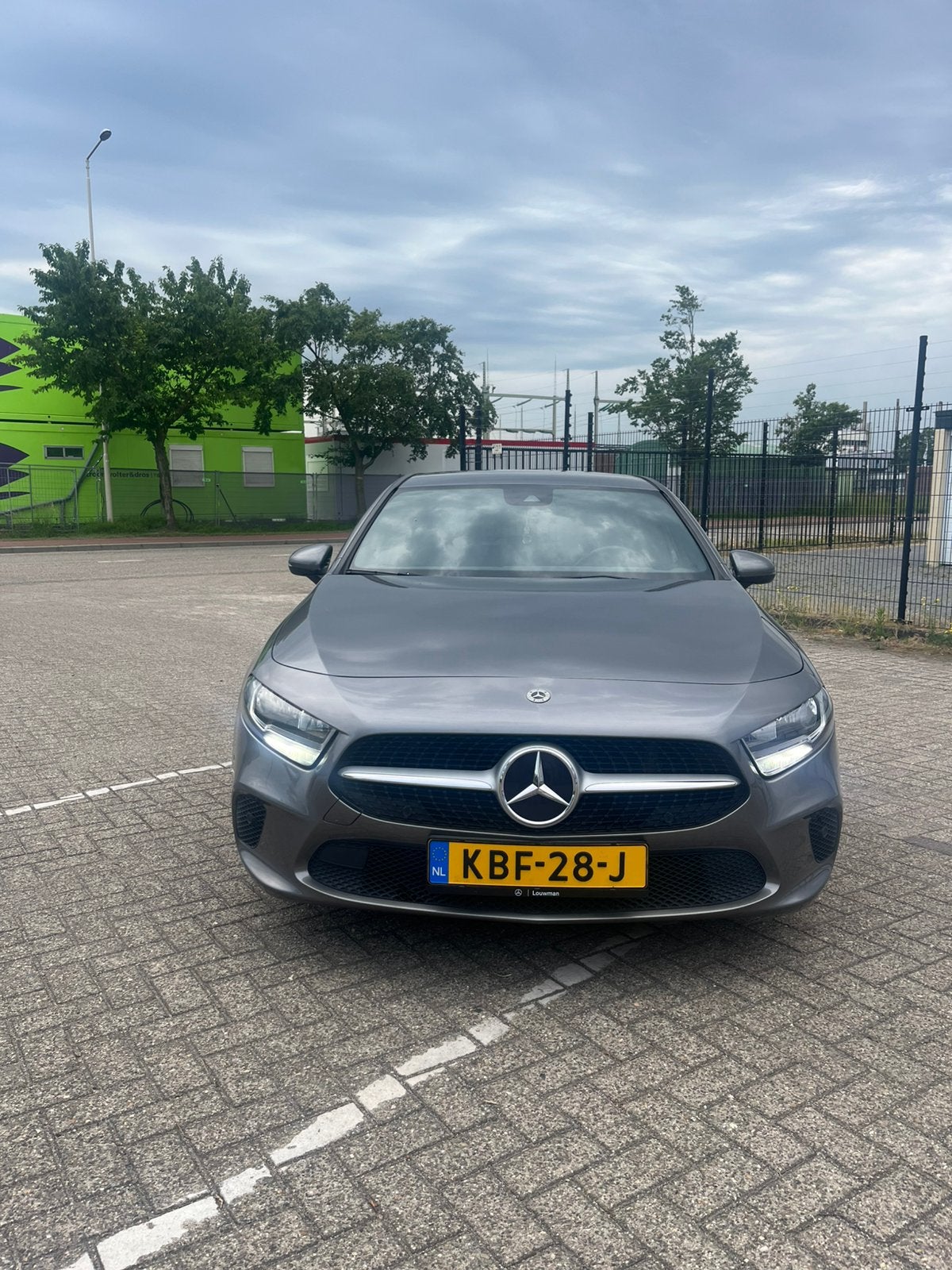 Mercedes-Benz A-Klasse A 160 109pk 2019 Grijs, Auto's, Voorwielaandrijving, Navigatiesysteem, 4 cilinders, Leder en Stof