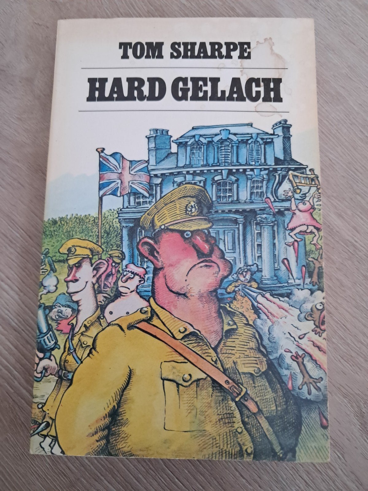 A2 Tom Sharpe - Hard Gelach (Paperback), Boeken, Ophalen of Verzenden, Gelezen, Tom Sharpe, Europa overig
