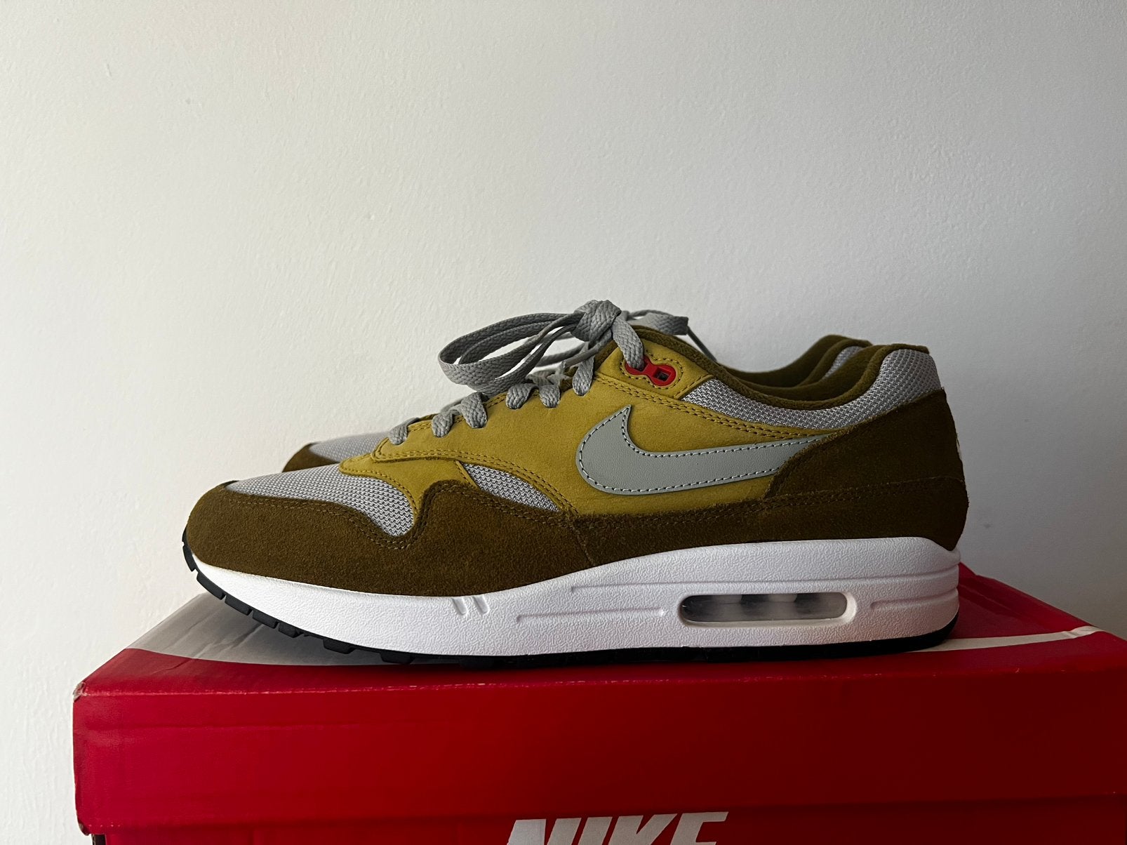 Nike Air Max 1 Retro “Green Curry” 44,5, Kleding | Heren, Schoenen, Ophalen of Verzenden, Zo goed als nieuw, Overige kleuren