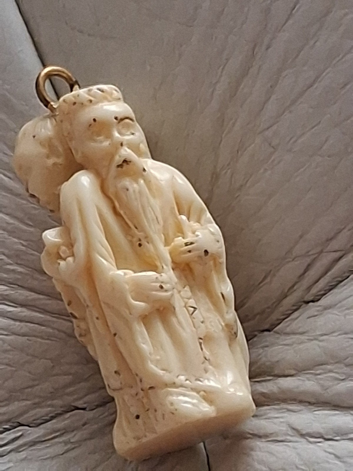 Antieke ivoren hanger met twee figuren, Ophalen of Verzenden, Goud