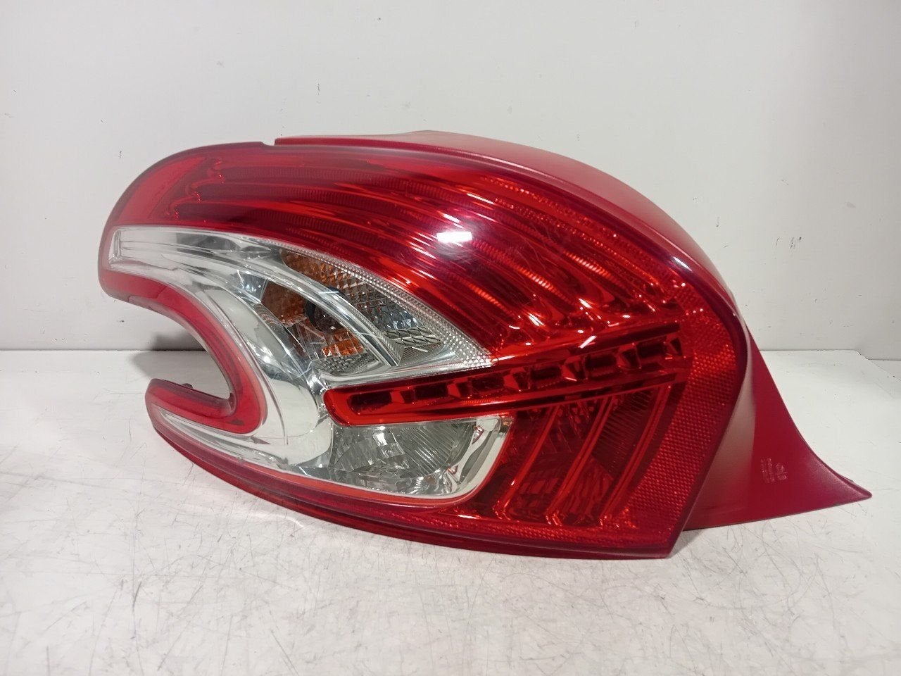 Achterlicht links buiten Peugeot 208, Onderdelen@venauto.nl, Van der Ven Autorecycling B.V., Gebruikt, Ettenseweg 76, 4706 PB Roosendaal, The Netherlands