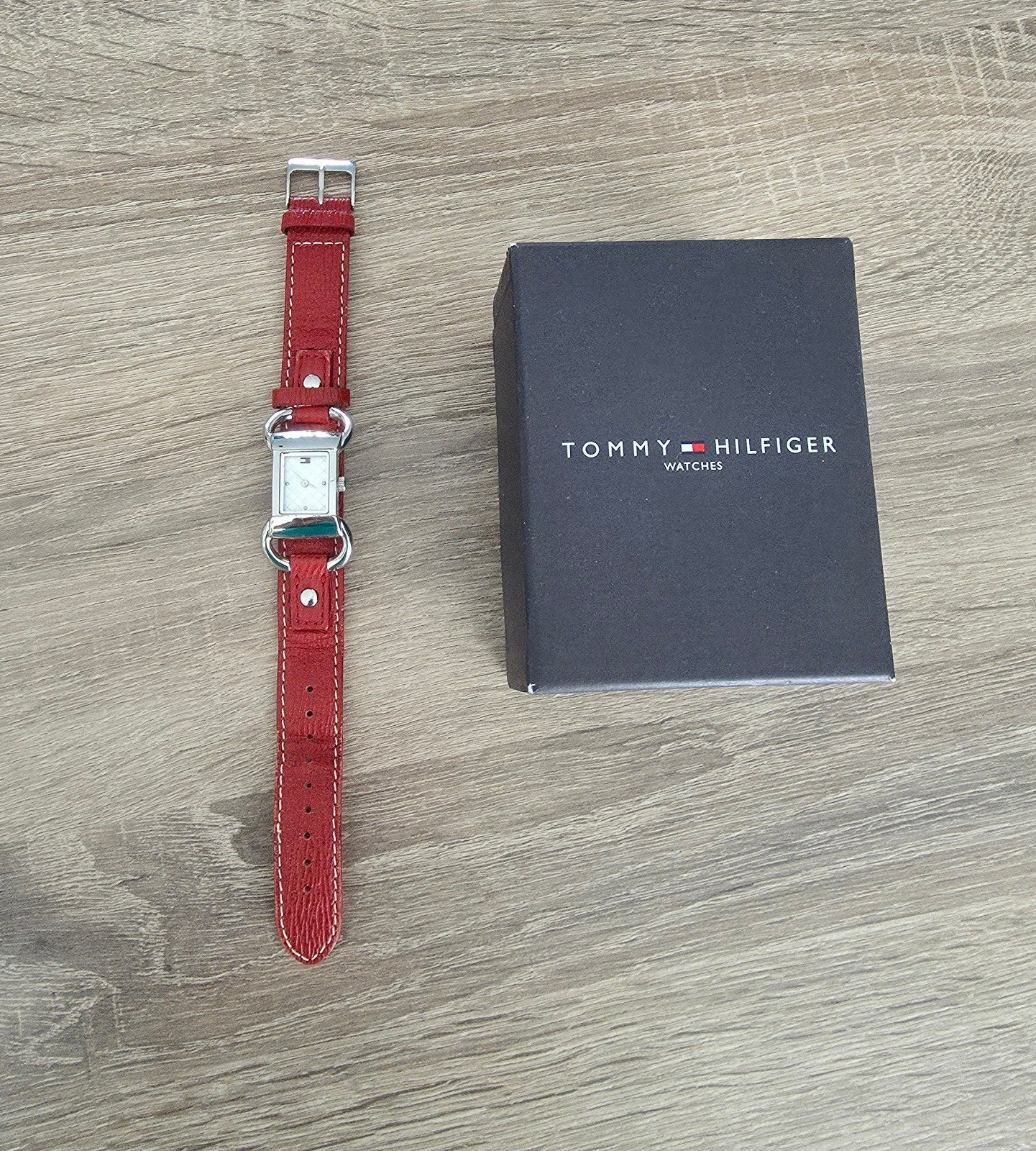 Tommy Hilfiger dameshorloge met rode leren band, Staal, Polshorloge, Ophalen of Verzenden, Leer