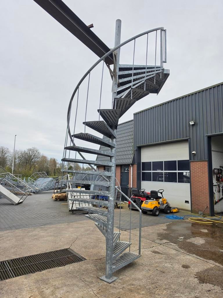 Stalen wenteltrap met bordes gegalv hoog 4,2mtr nor039