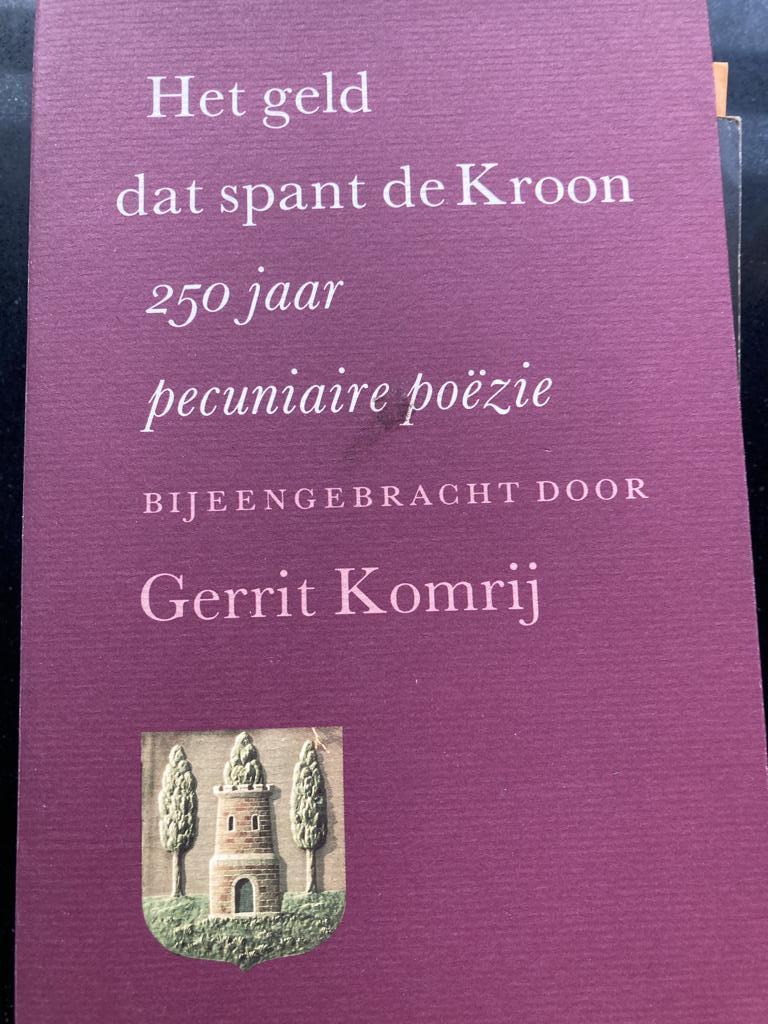 Het geld dat spant de kroon, Gerrit Komrij, Ophalen of Verzenden, Zo goed als nieuw, Nederland