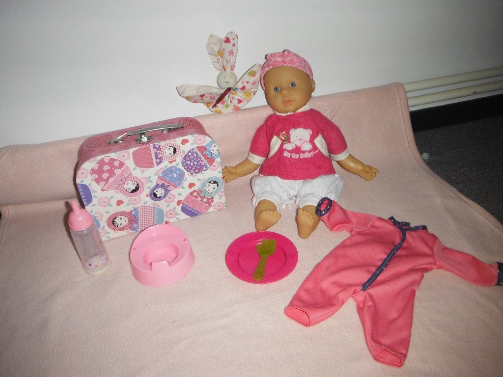 baby pop met geluid + koffertje en acc, Ophalen of Verzenden, Babypop