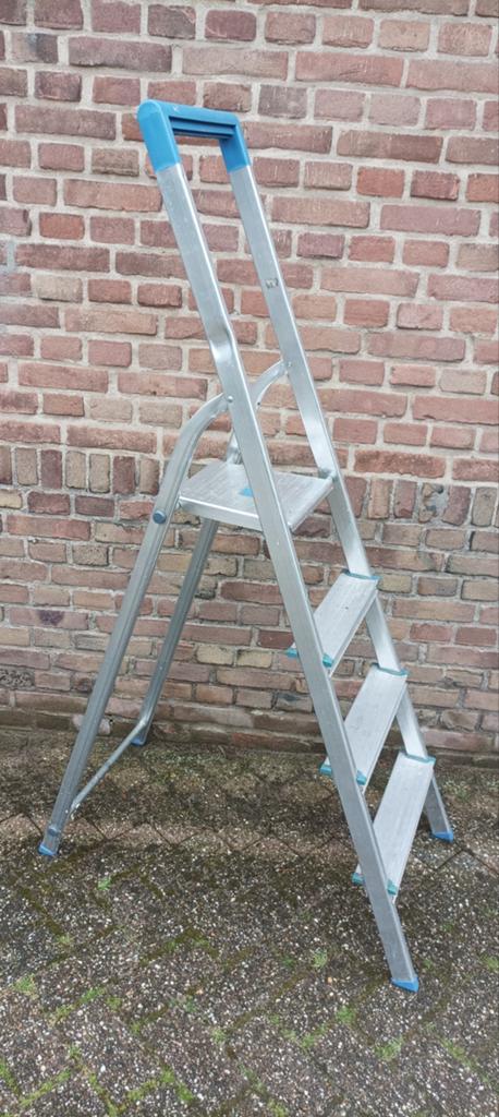 Aluminium huishoudtrap 4 treden incl plateau., Doe-het-zelf en Verbouw, Ladders en Trappen, Ophalen, Gebruikt, Minder dan 2 meter