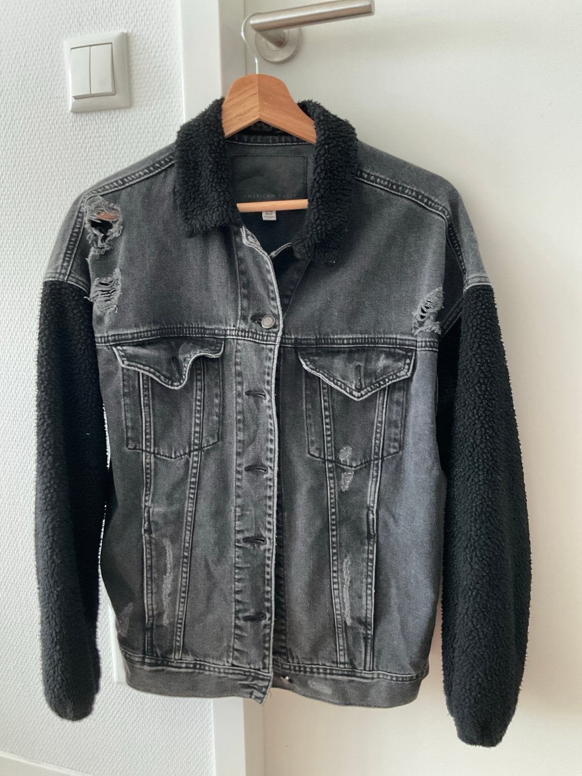 American Eagle spijkerjas met teddy mouwen - XS, Ophalen of Verzenden, Gedragen, Zwart