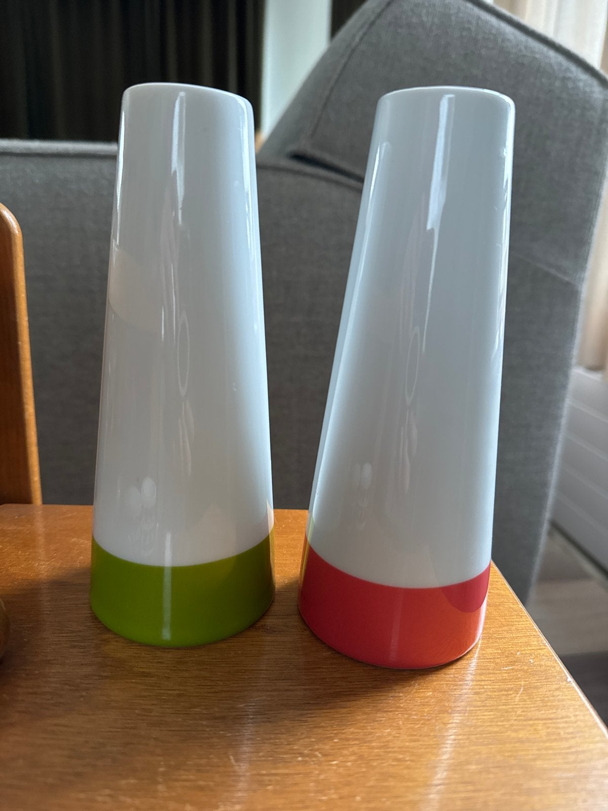 Set van 2 Degrenne Porseleinen Vazen - Groen & Rood, Antiek en Kunst, Ophalen of Verzenden