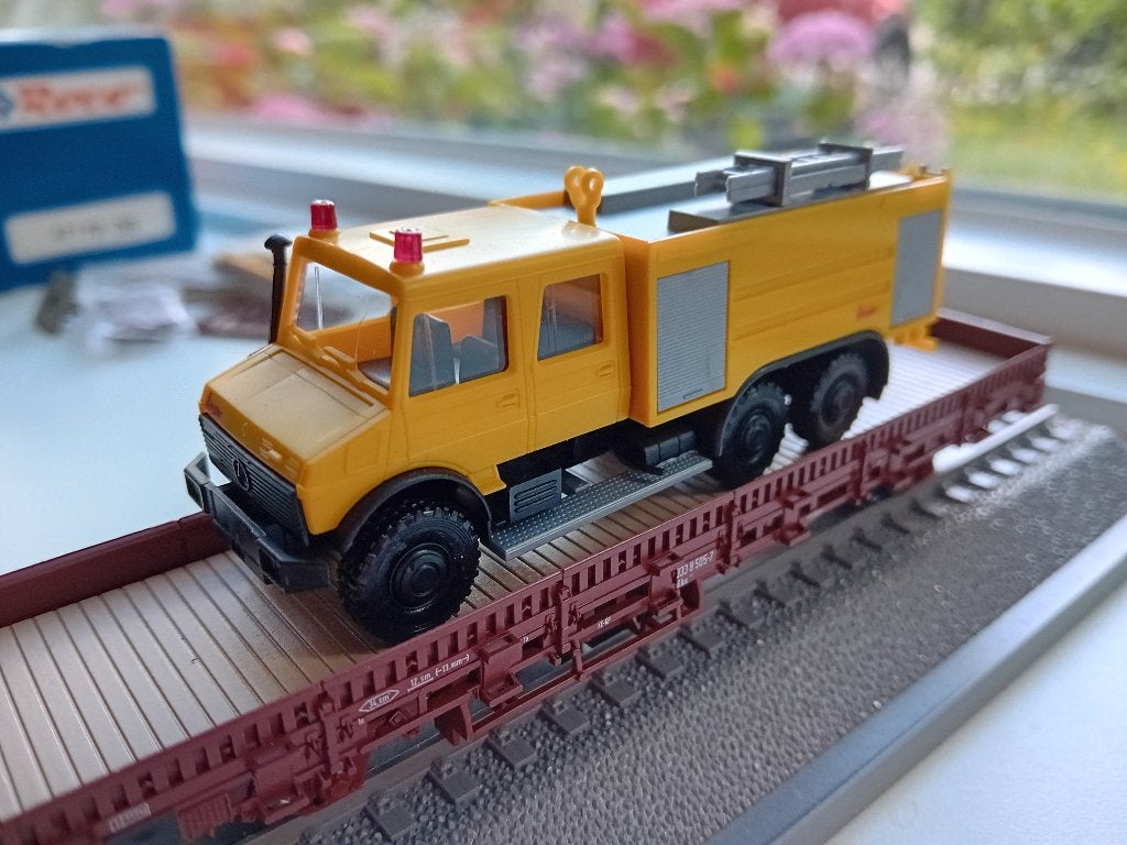 Roco 47179 Unimog 50 jaar + vitrine + DB Kbs rongenwagen OVP, Gelijkstroom, Wagon, Ophalen of Verzenden, Zo goed als nieuw
