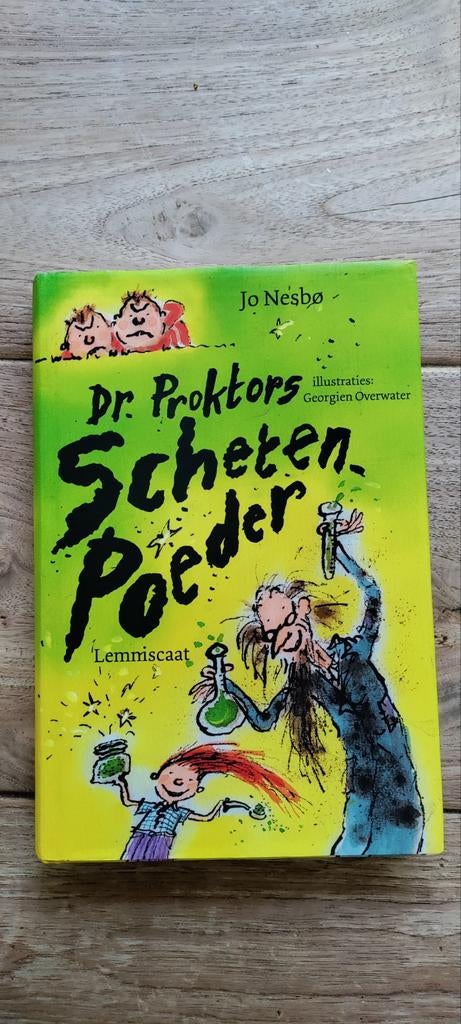 Jo Nesbø - Dr. Proktors Schetenpoeder, Boeken, Kinderboeken | Jeugd | 10 tot 12 jaar, Ophalen of Verzenden, Zo goed als nieuw