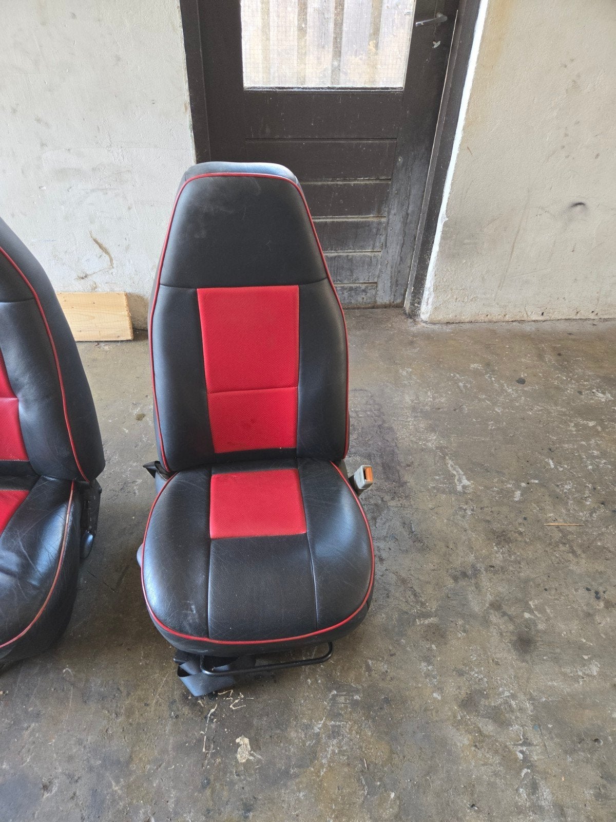 Gebruikte autostoelen - Zwart met rood vrp 100 € 3 stuks, Ophalen, Gebruikt, Universele onderdelen