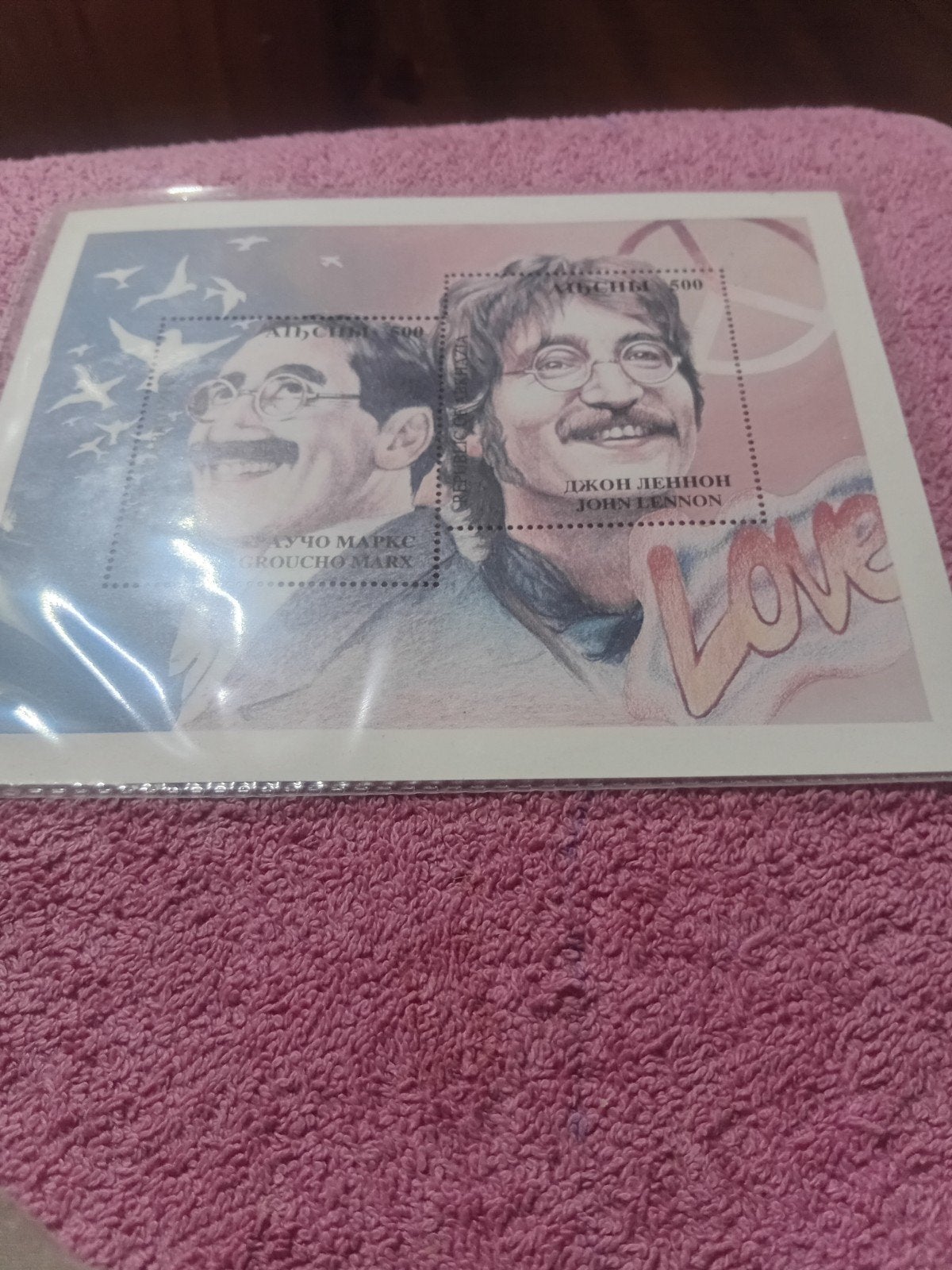 Postzegelvel John Lennon & Groucho Marx, Postzegels en Munten, Ophalen of Verzenden, Na 1940, Postfris