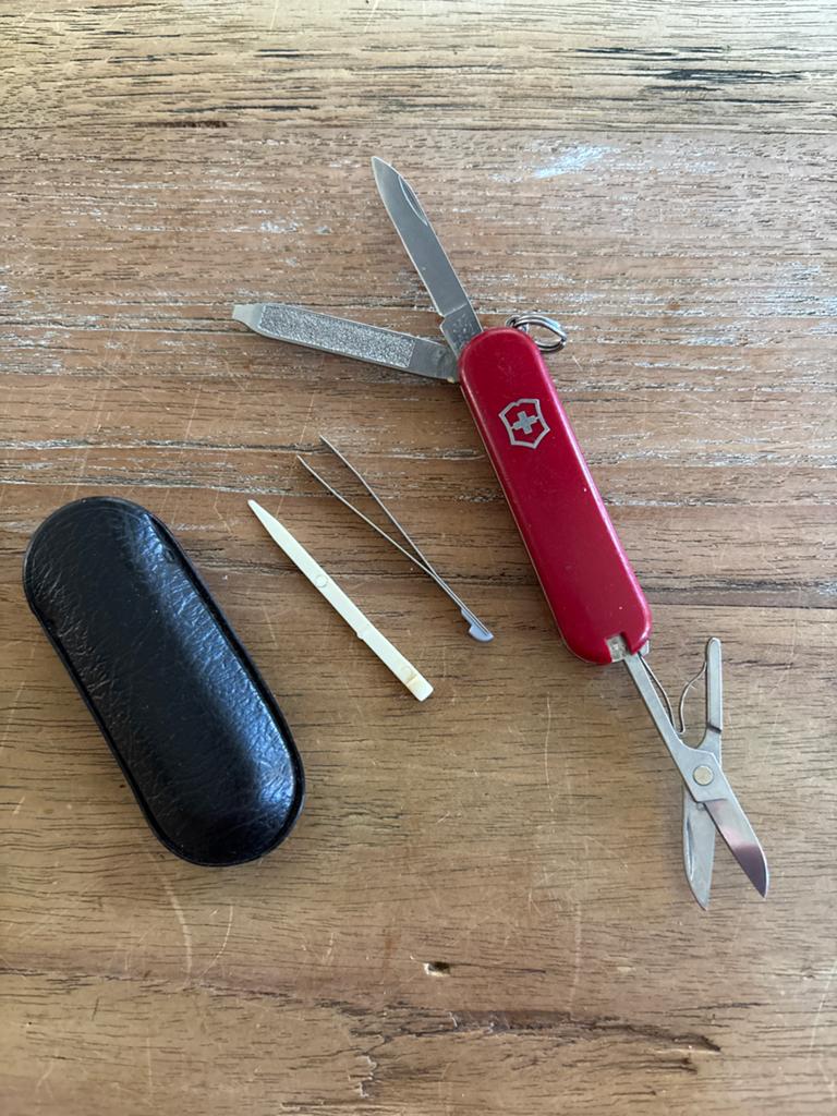 Victorinox Mini Zakmesje met Hoesje - Rood, Ophalen of Verzenden, Zo goed als nieuw
