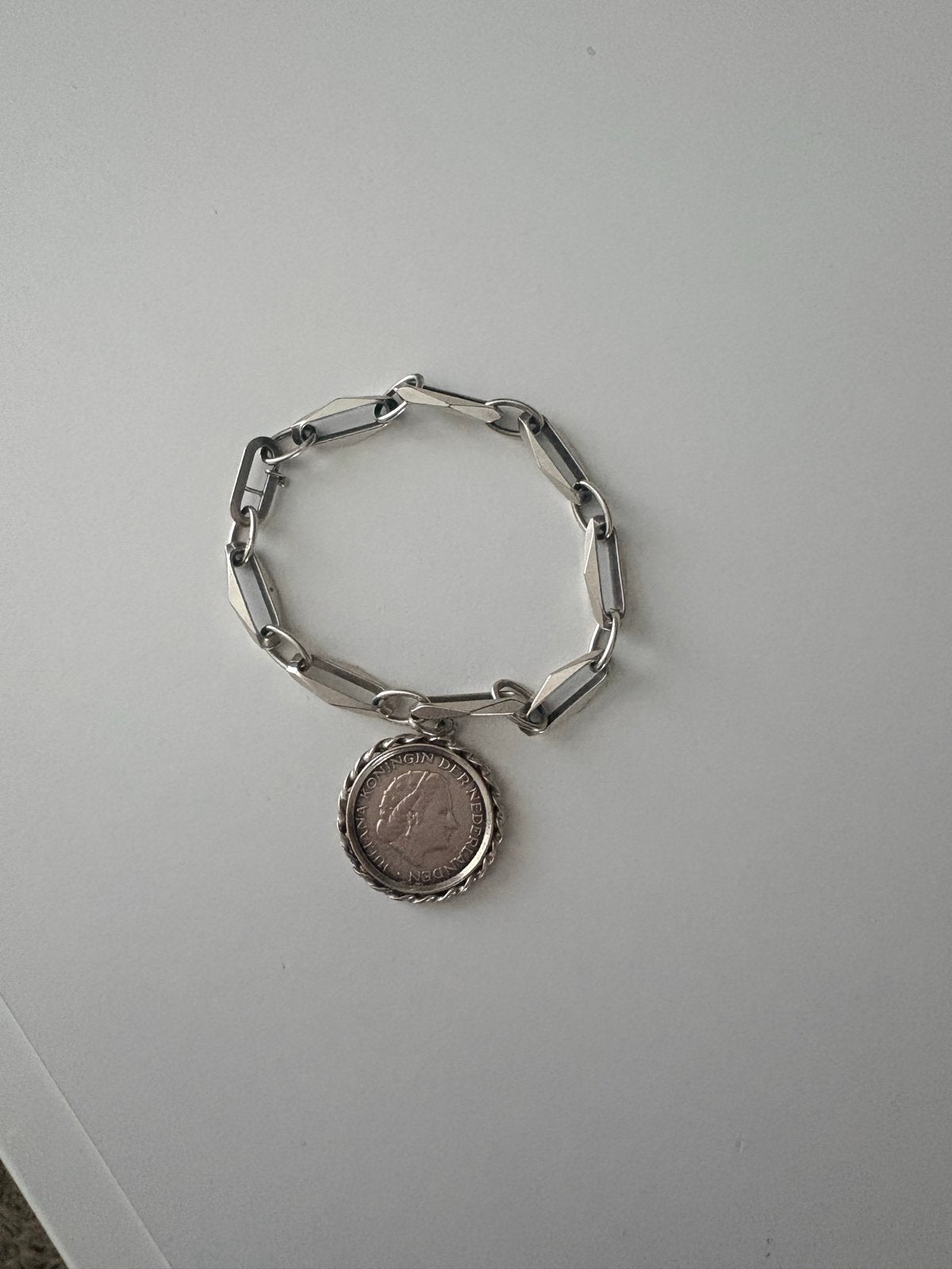 Zilveren vintage armband met Gulden 1957 Juliana, Ophalen of Verzenden, Gebruikt, Zilver