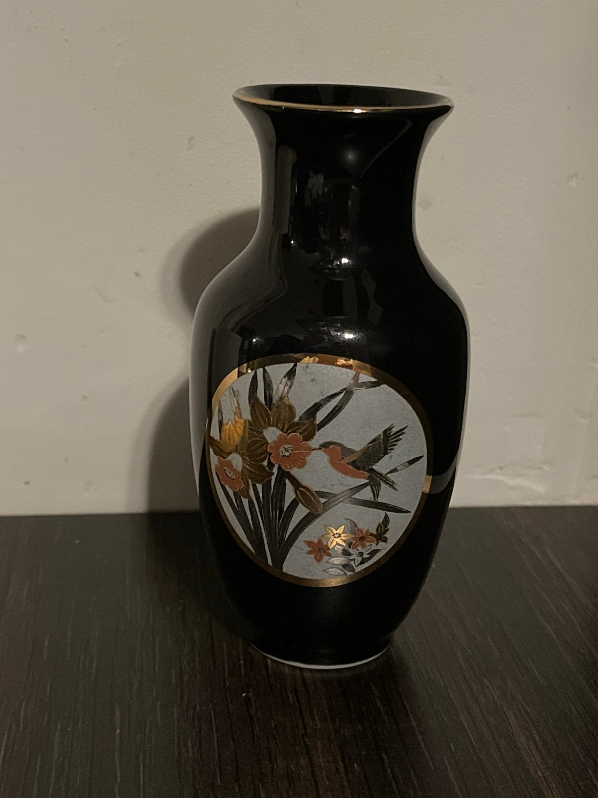 Klein zwart vaasje met vogel- en bloemmotief, Ophalen of Verzenden