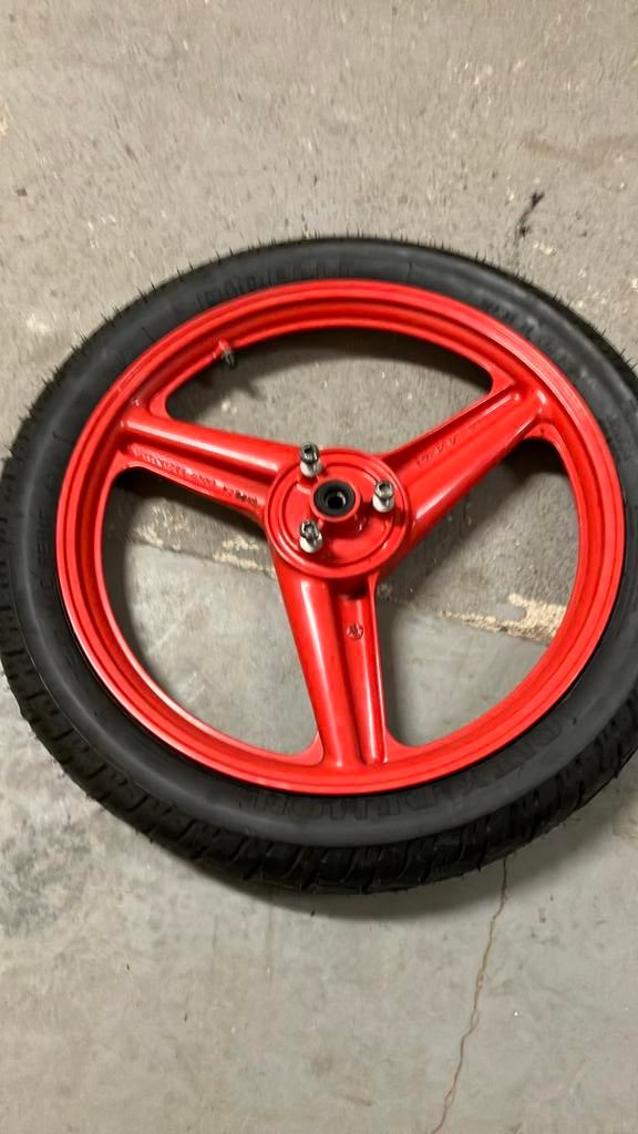 Honda nsr kaarsrecht voorwiel zgan met nieuwe pirelli band, Fietsen en Brommers, Brommeronderdelen | Oldtimers, Ophalen of Verzenden