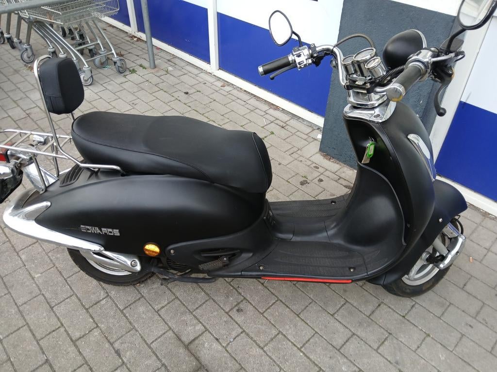 Zwarte scooter - Edwards, Fietsen en Brommers, Snorfietsen en Snorscooters, Ophalen of Verzenden, Gebruikt, Benzine, Overige merken