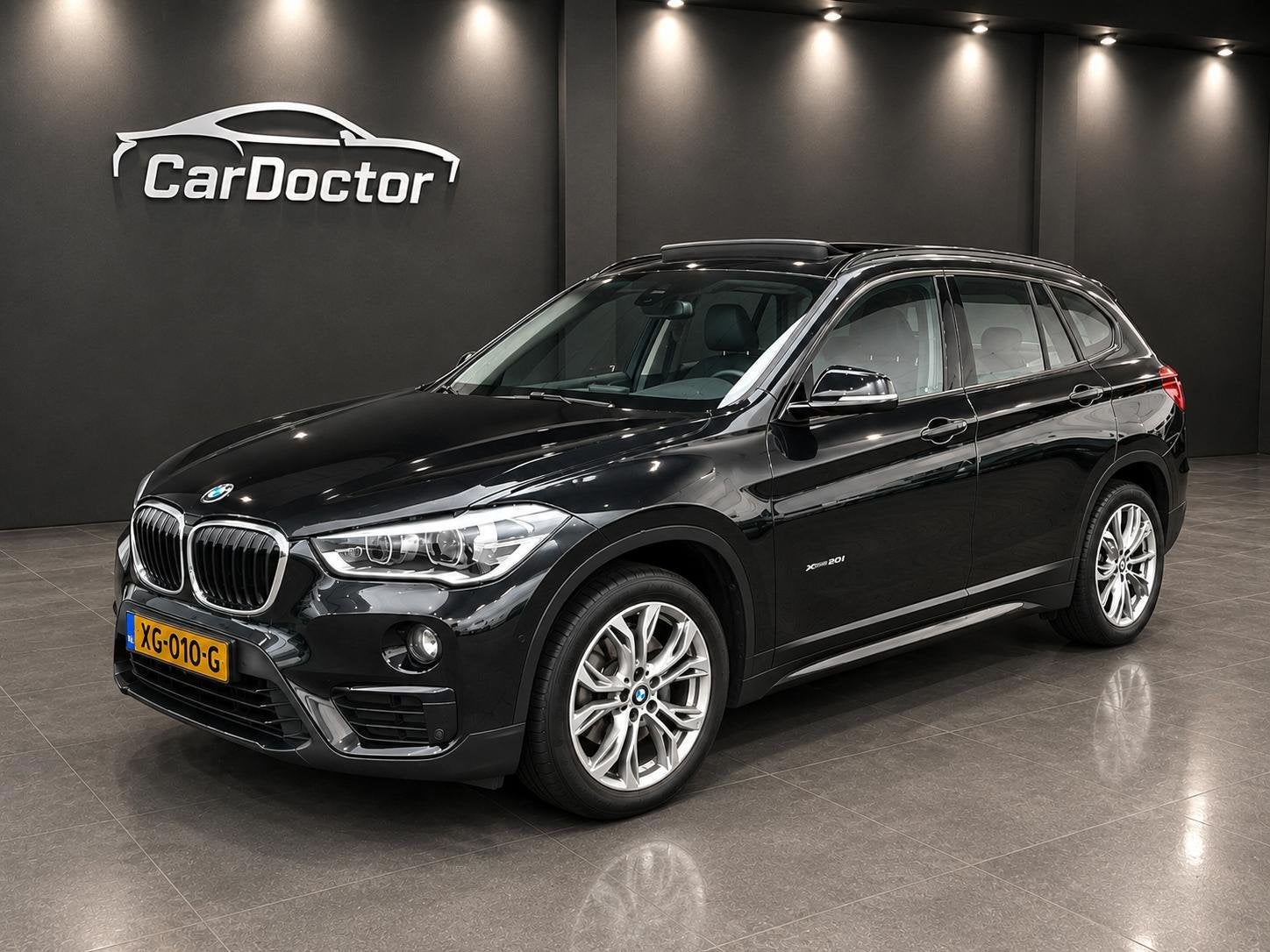 BMW X1 XDrive20i High Executive - NW APK - HEADUP DISPLAY -, Auto's, 1998 cc, Gebruikt, 2000 kg, Zwart