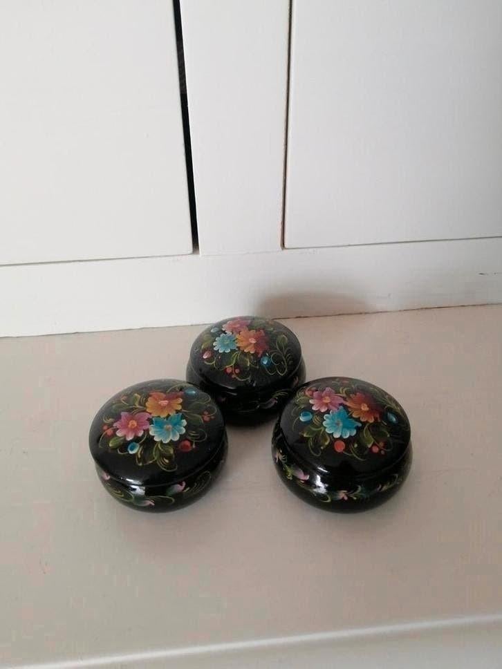 3 vintage handbeschilderde bloemen pillen doosjes, Ophalen of Verzenden