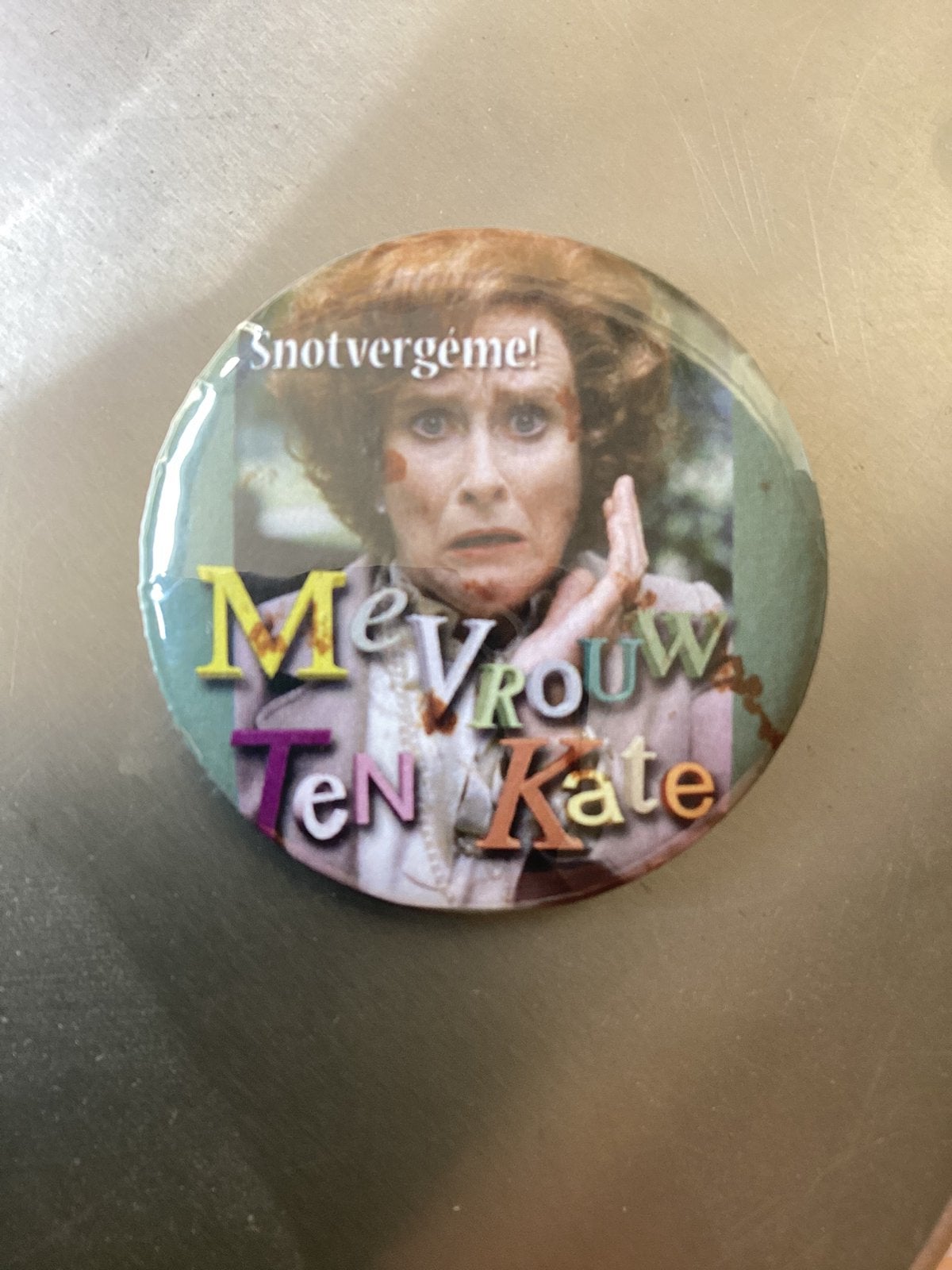 Button Mevrouw Ten Kate (VPRO), Verzenden, Zo goed als nieuw, Overige onderwerpen, Button