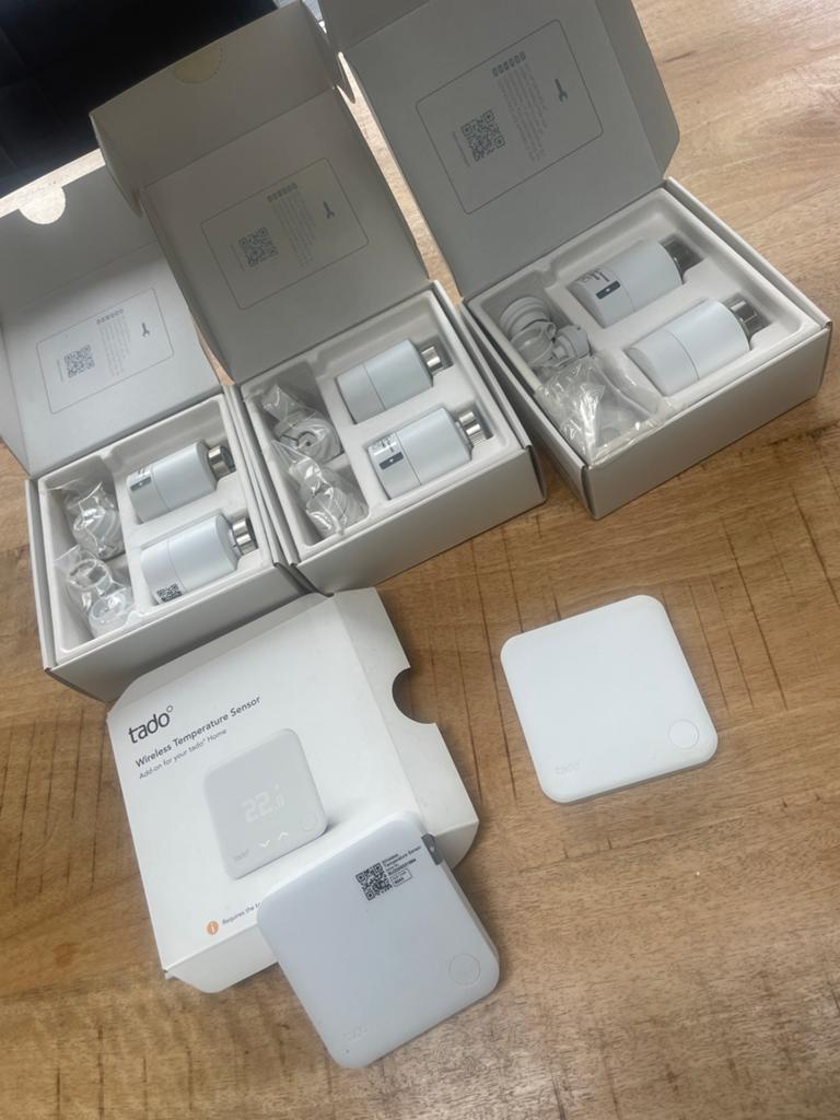 Tado Slimme Thermostaat Set Compleet met 6 Radiator knoppen, Ophalen of Verzenden, Slimme thermostaat, Zo goed als nieuw