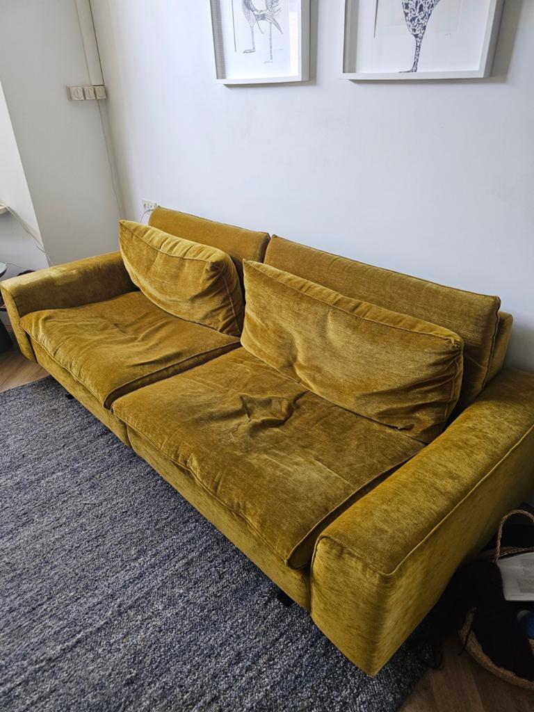 Comfortabele 3-zitsbank in okergeel velours, Huis en Inrichting, Banken | Bankstellen, Ophalen, Modern, Comfortabel, Gebruikt