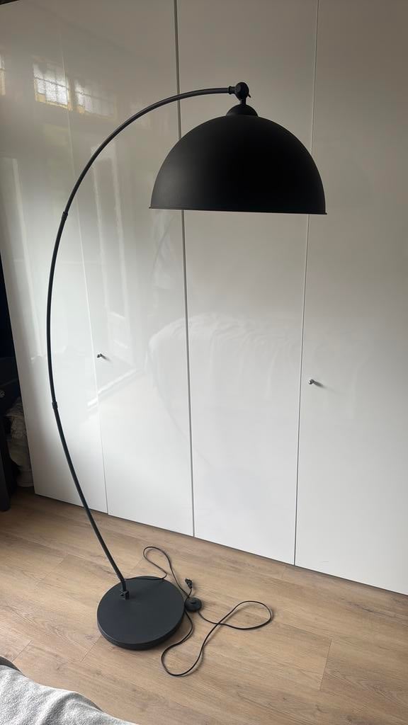 Zwarte vloer lamp, Huis en Inrichting, Lampen | Vloerlampen, Ophalen, Zo goed als nieuw, Metaal, Minder dan 100 cm