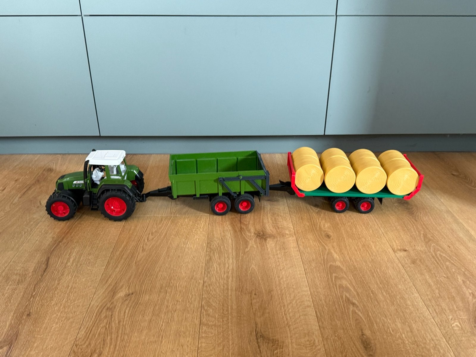 Bruder Fendt tractor met kiepaanhanger en hooiwagentrailer, Ophalen of Verzenden, Gebruikt