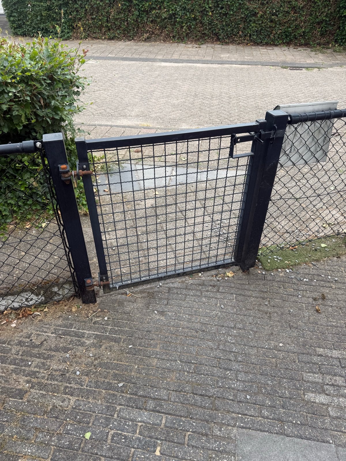 Zwarte poort Ideaal voor tuin of erf incl palen, Met poort, Gebruikt, Ophalen of Verzenden, Tuinhek