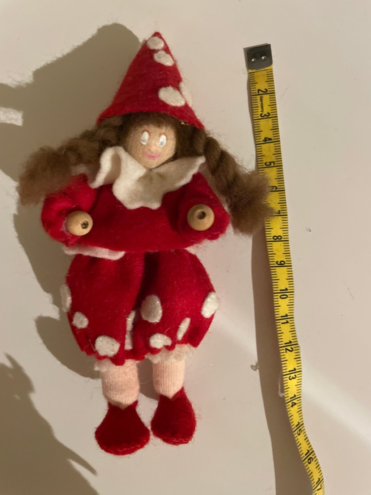 Schattig vilt poppetje - Rood met witte stippen, Hobby en Vrije tijd, Vilt, Ophalen of Verzenden, Nieuw, Overige typen